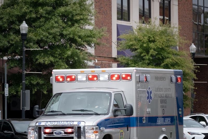 Ambulance met zwaailicht